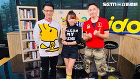 主持人雲爸、依依及獨輪車達人開箱電動滑板車。
新型電動滑板車輕量機身，女生也能輕鬆提起。
獨輪車達人公主抱依依示範花式電動獨輪車，驚嚇指數破表。
依依體驗平衡車。