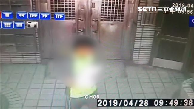 看風景「撿」棄嬰！國中生抱嬰畫面曝