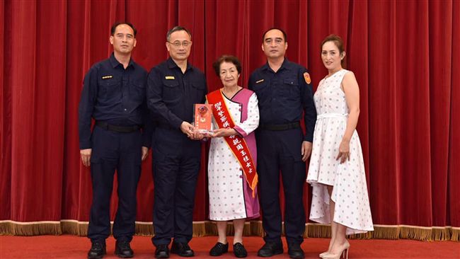 4兄弟全是警職！寡母當選模範母親