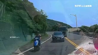 聯結車逆向超車！騎士急閃高速撞護欄