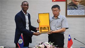 北市與貝里斯首都貝爾墨潘市締結姊妹市（2）台北市長柯文哲（右）29日與貝里斯首都貝爾墨潘市長貝萊爾（Khalid Belisle））（左）簽署盟約，2市締結為姊妹市，柯文哲致贈市鑰給貝萊爾。中央社記者王飛華攝　108年4月29日