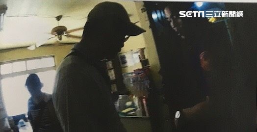 門遭反鎖他驚「遭小偷」警撞門神展開