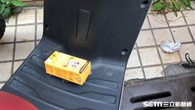 機車踏板「被丟垃圾」　竟是路人暖舉（圖／網友Selena Huang授權使用）
