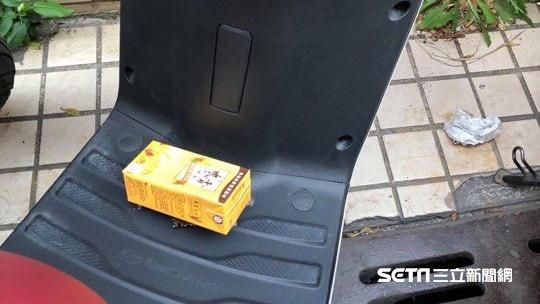 機車踏板「被丟垃圾」　竟是路人暖舉