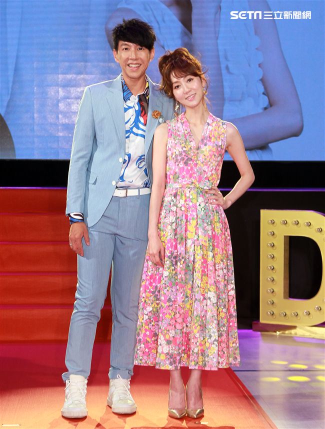 第30屆金曲獎頒獎典禮星光大道主持人（Dennis）丹尼斯 、 瑪麗 。（記者邱榮吉/攝影）