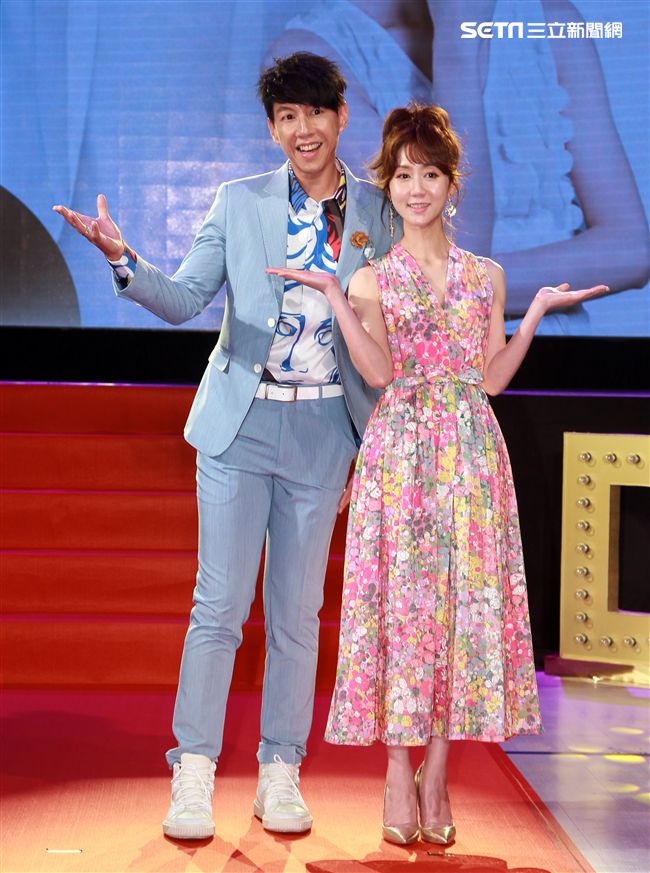 第30屆金曲獎頒獎典禮星光大道主持人（Dennis）丹尼斯 、 瑪麗 。（記者邱榮吉/攝影）