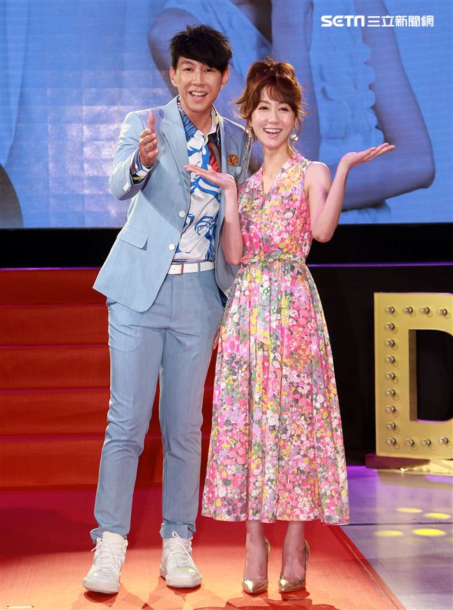 第30屆金曲獎頒獎典禮星光大道主持人（Dennis）丹尼斯 、 瑪麗 。（記者邱榮吉/攝影）