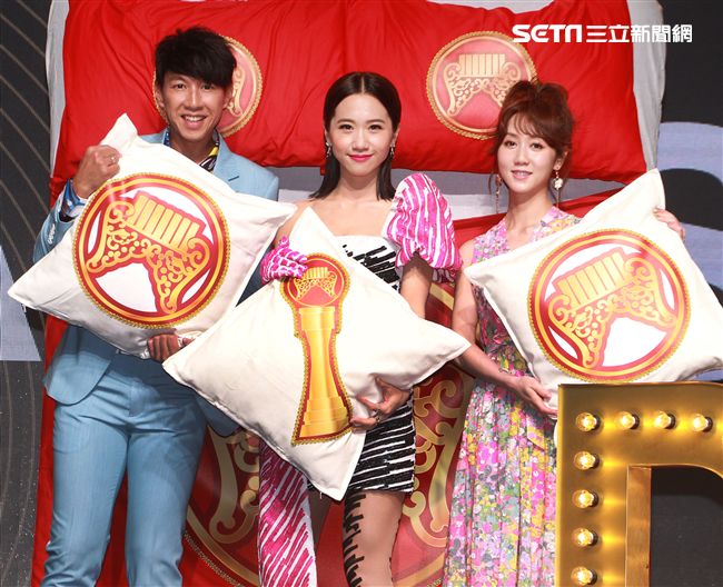 第30屆金曲獎頒獎典禮、星光大道主持人黃路梓（Dennis.Lulu）、（Dennis）尼斯 、 瑪麗。（記者邱榮吉/攝影）