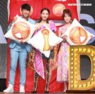 第30屆金曲獎頒獎典禮、星光大道主持人黃路梓茵（Dennis.Lulu）、（Dennis）尼斯 、 瑪麗。（記者邱榮吉/攝影）