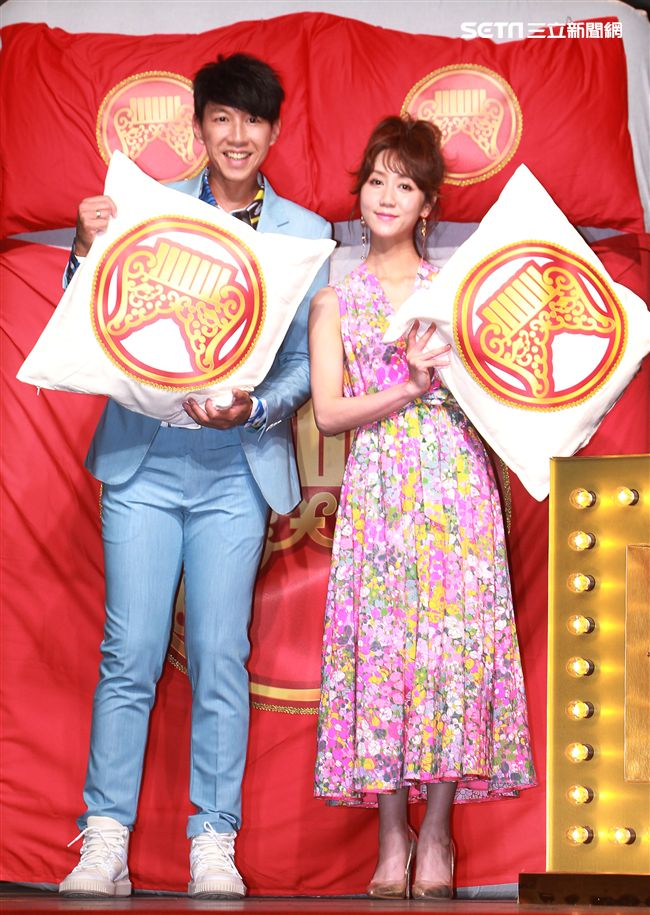 第30屆金曲獎頒獎典禮星光大道主持人（Dennis）丹尼斯 、 瑪麗 。（記者邱榮吉/攝影）