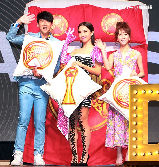 第30屆金曲獎頒獎典禮、星光大道主持人黃路梓（Dennis.Lulu）、（Dennis）尼斯 、 瑪麗。（記者邱榮吉/攝影）