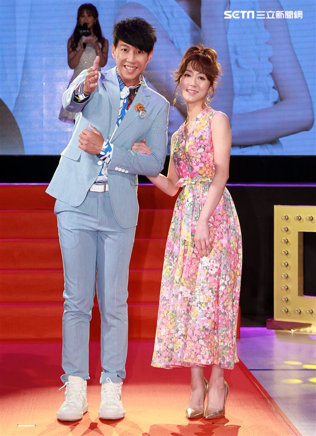 第30屆金曲獎頒獎典禮星光大道主持人（Dennis）丹尼斯 、 瑪麗 。（記者邱榮吉/攝影）