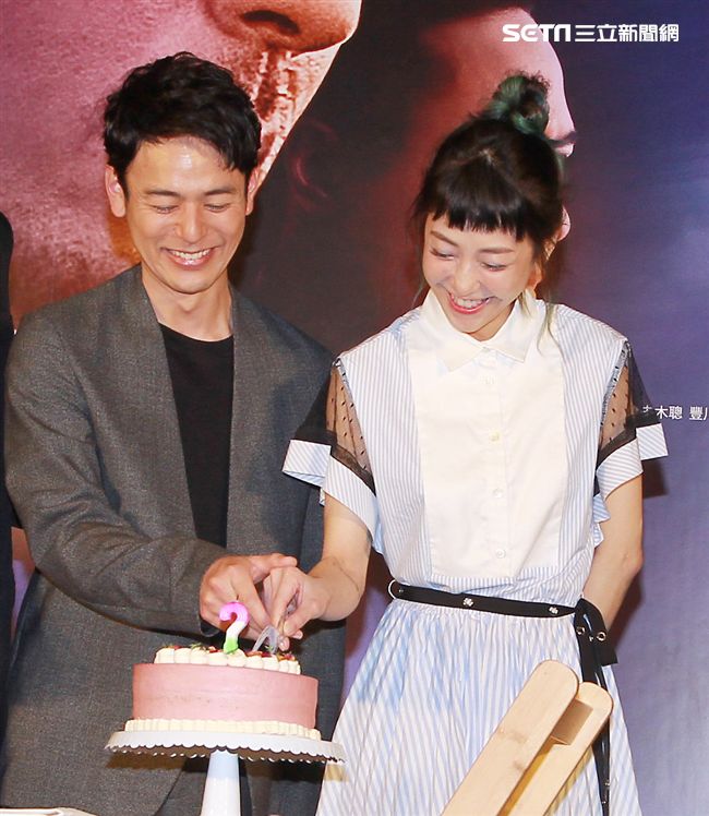 犯罪懸疑大片「亡命之途」演員謝欣穎在記者會上過生日。（記者邱榮吉/攝影）