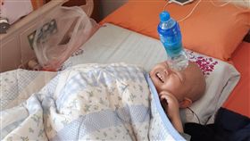 用燦爛笑容抗病魔　癌童照片暖人心（2）癌症希望基金會第7屆「捕捉希望」攝影比賽，癌症親友組首獎得主為鄧嘉麗，畫面中琥淵笑的非常燦爛、頭還頂著寶特瓶，照片取名「特技表演」，雖沒有高超攝影技巧，但情感真摯溫暖，讓評審印象深刻。（癌症希望基金會提供）中央社記者陳偉婷傳真　108年4月29日