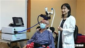 患者王先生（左）靠顱外磁刺激術擺脫終生癱瘓命運。（圖／記者楊晴雯攝）