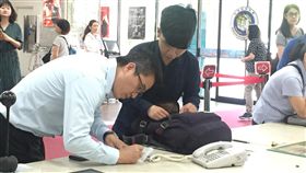 陸生李家寶以政治庇護為由　申請長期居留嘉南藥理大學陸生李家寶（中，著黑衣者）日前發表反對習近平專制言論，29日早上前往移民署，以政治庇護為由提出專案長期居留申請。中央社記者黃麗芸攝　108年4月29日