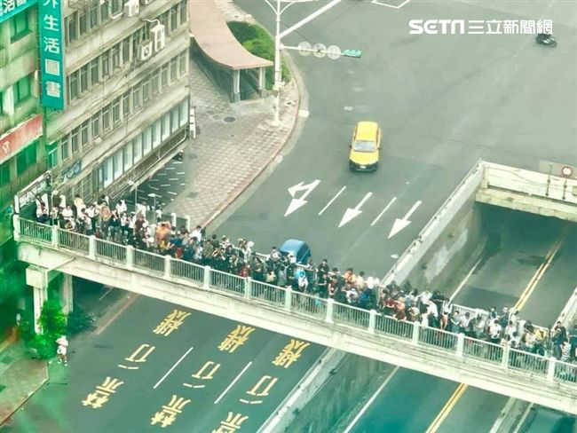 為追懸日　老天橋擠爆有無危險?