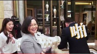 訪炮仔聲劇組　蔡英文竟啪演員巴掌…