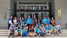 台北波麗士舉辦參訪　助自閉兒圓夢台北市警察局松山分局特別舉辦「波麗士」戶外教學參訪活動，讓自閉兒學童搭乘重型機車和穿防彈衣，體驗警務工作。（台北市松山分局提供）中央社記者黃麗芸傳真 108年4月29日