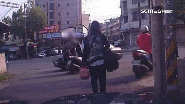 誤認駕駛倒車要撞他　騎士亮刀刺輪胎