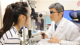 ▲醫師崔永平（右）提醒，高度近視者（大於500度）應每半年到一年定期接受眼底檢查。（圖／亞大醫院提供）