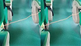 搭乘客運跨座位充電！她傻眼痛批（圖／爆怨公社）