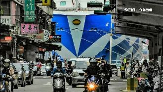 錯位成奇景！大船入港陪汽機車等紅燈