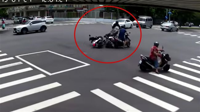 騎士減速禮讓救護車　慘被2車追撞