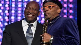 好萊塢導演約翰辛格萊頓過世，享年51歲。（圖／翻攝自推特）