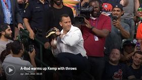 ▲A-Rod在觀眾席和太空人外野手坎普（Tony Kemp）傳接球。（圖／翻攝自MLB官網）