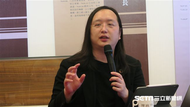 尷尬啦！網友留言嗆唐鳳　本尊竟回應