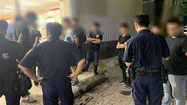 義氣？9黑衣人怒砸6車後…砸錯了！