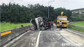 國1號混泥土車翻覆 司機夾車頭／記者許書維攝