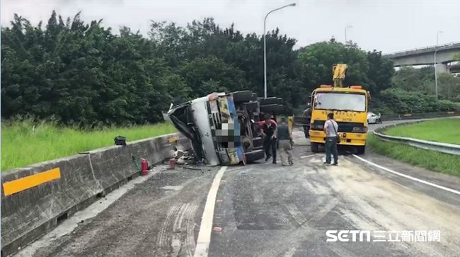 國1混泥土車翻覆　駕駛夾車頭腿外露
