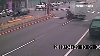 2路口驚險畫面曝　駕駛神反應躲險