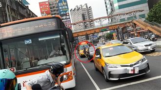 雙B男當街叫囂　網：兇娃娃車很威風