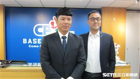 ▲中信兄弟選手周思齊與經紀人陳德倫出席仲裁會議。（圖／記者蕭保祥攝影）