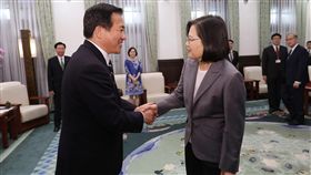 蔡英文總統30日上午接見「日本前防衛副大臣長島昭久眾議員訪問團」。（圖／總統府提供）
