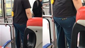 詭異男子坐在鐵把手上來回磨蹭。（圖／翻攝自爆廢公社）