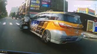 違規左轉遭勸阻　警目睹騎士遭撞嚇傻