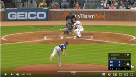 ▲勇士先發投手索洛卡（Mike Soroka）觸擊，教士發生傳球失誤送分。（圖／翻攝自MLB YouTube）