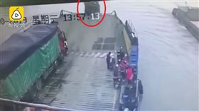 貨車煞車失靈，司機防車撞人，連人帶車衝入長江。（圖／翻攝梨視頻）