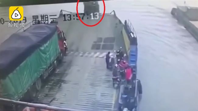 煞車失靈…司機防撞人　直衝墜入長江