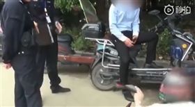 女店員被男店長賞巴掌，脫高跟鞋當武器拚了。（圖／翻攝微博秒拍）