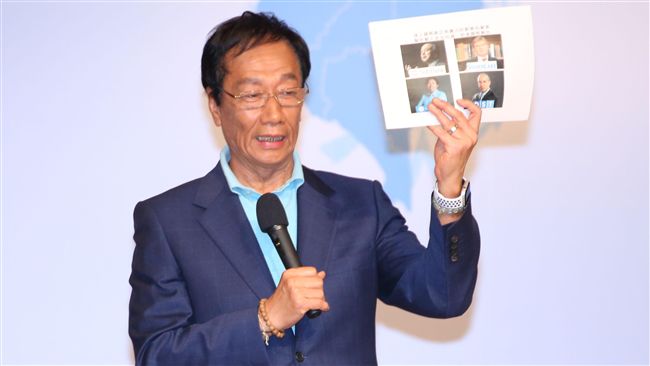參加圓桌會議　郭台銘喊話AI救台灣