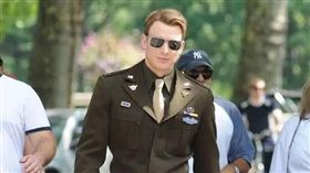 「美國隊長」穿軍裝英挺帥氣，網友：整個被電到。（圖／翻攝自微博）