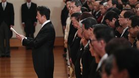 安倍晉三代表日本國民向明仁天皇表達感謝之意／達志影像／美聯社