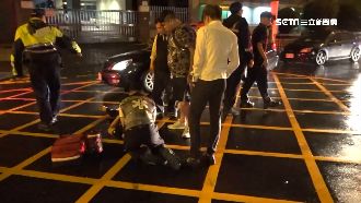 下雨視線差！小黃司機撞飛徒步黑衣男