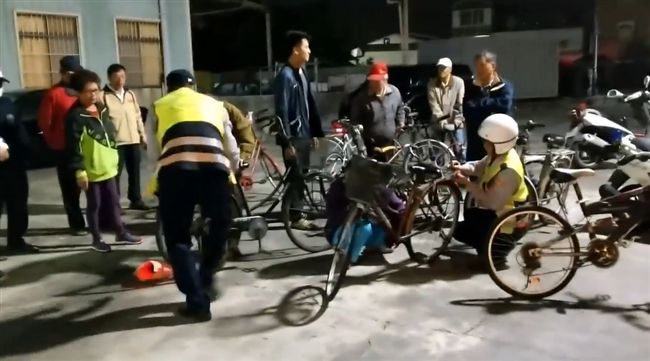 警躲暗處攔老人　秘密行動暖哭網友