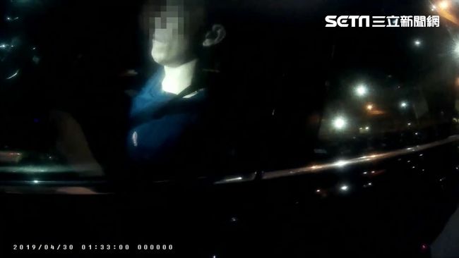遇警還裝睡！他駕車逃卻卡分隔島就逮